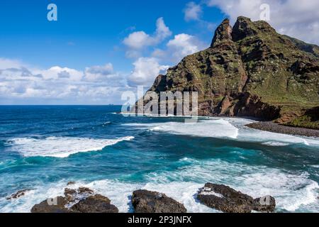 L'aspra costa di Punta del Hidalgo. Con le montagne di Anaga sullo sfondo, Tenerife, Isole Canarie. Foto Stock