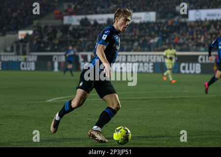 Bergamo, Italia. 4th Mar, 2023. Italia, Bergamo, marzo 04 2023: Rasmus Hojlund (attaccante Atalanta) guida nella zona di penalità nel secondo tempo durante la partita di calcio ATALANTA vs UDINESE, Serie A Tim 2022-2023 day25 Gewiss Stadium (Credit Image: © Fabrizio Andrea Bertani/Pacific Press via ZUMA Press Wire) SOLO USO EDITORIALE! Non per USO commerciale! Foto Stock