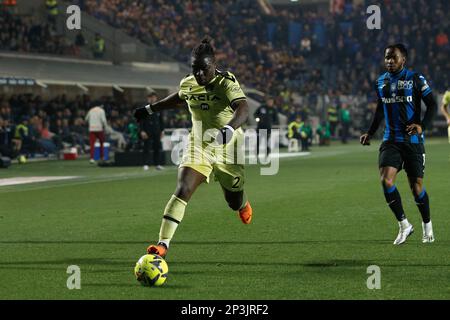 Bergamo, Italia. 4th Mar, 2023. Italia, Bergamo, marzo 04 2023: Festy Ebosele (difensore Udinese) corre sul campo nel primo tempo durante la partita di calcio ATALANTA vs UDINESE, Serie A Tim 2022-2023 day25 Gewiss Stadium (Credit Image: © Fabrizio Andrea Bertani/Pacific Press via ZUMA Press Wire) SOLO USO EDITORIALE! Non per USO commerciale! Foto Stock