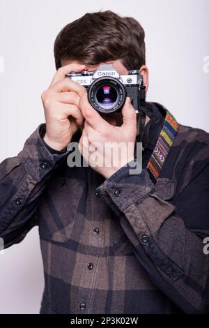 Persona che utilizza una telecamera vintage Foto Stock