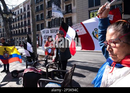 Barcellona, Spagna. 05th Mar, 2023. Un protesico parla durante la manifestazione. Le proteste contro il governo di Dina Boluarte stanno per entrare nel quarto mese in cui sono state uccise più di 80 persone e oltre 1200 feriti per mano delle forze di polizia del Perù. La comunità peruviana di Barcellona dimostra ogni domenica di chiedere la fine del regime di Boluarte e la liberazione dell'ex presidente Pedro Castillo. (Foto di Ximena Borrazas/SOPA Images/Sipa USA) Credit: Sipa USA/Alamy Live News Foto Stock