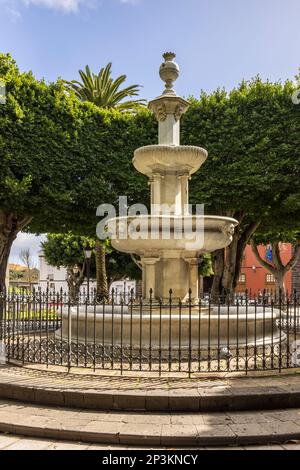 Fontana in pietra nella piazza del mercato Plaza del Adelantado, San Cristobal de la Laguna, Tenerife, Isole Canarie Foto Stock