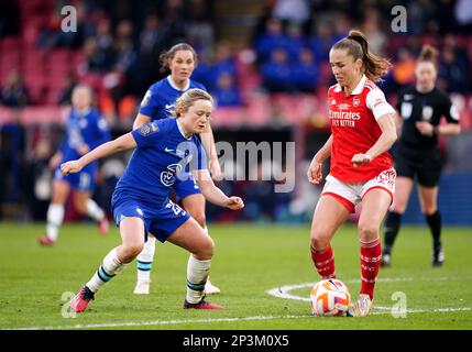 Erin Cuthbert di Chelsea (a sinistra) e Lia Walti dell'Arsenal combattono per la palla durante la finale della fa Women's Continental Tyres League Cup al Selhurst Park, Londra. Data immagine: Domenica 5 marzo 2023. Foto Stock