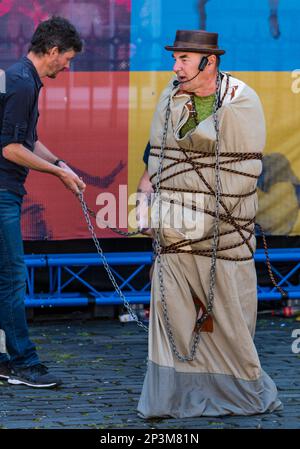 Contorsionista di Street entertainer che si esibisce durante il festival legato a Chains, Royal Mile, Edimburgo, Scozia, Regno Unito Foto Stock