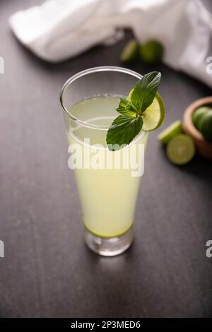 Limonata fatta in casa con limoni biologici e menta, una bevanda rinfrescante popolare in molti paesi. In Messico fa parte delle loro tradizionali fresche Aguas, Foto Stock