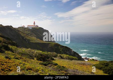 Faro di Farol do Cabo da Roca sul promontorio sopra l'Oceano Atlantico, nel punto più occidentale d'Europa Foto Stock