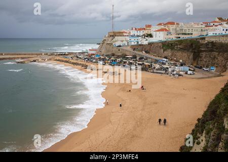 Vista sulla spiaggia di sabbia della famosa città per il surf sull'Oceano Atlantico, Ericeira, la regione di Lisbona, il Portogallo, l'Europa Foto Stock