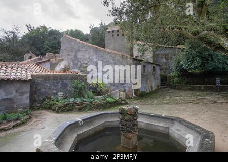 Eremo del Convento dos Capuchos contenente le cellule di monaco rivestite di sughero nel Parco Naturale di Sintra Cascais, Sintra, Regione di Lisbona, Portogallo, Europa Foto Stock