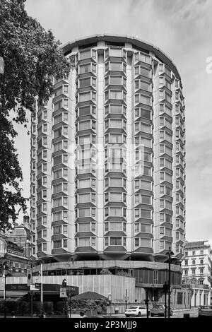 Park Tower Knightsbridge Hotel, progettato da Richard Seifert, 1973; Knightsbridge, Londra, Regno Unito Foto Stock