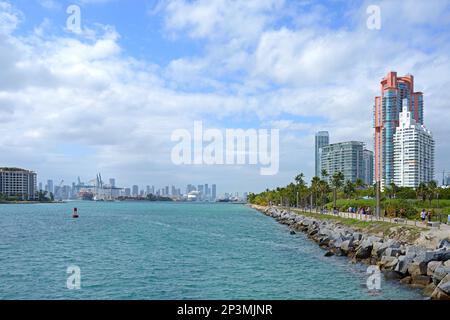 Government Cut, canale di spedizione artificiale tra Miami Beach e Fisher Island, che consente l'accesso al porto di Miami, Florida. Giorno d'inverno Foto Stock