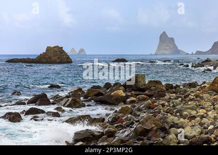 Los Galiones rocce vicino Roque de Las Bodegas spiaggia nella zona di Taganana, Tenerife, Spagna Foto Stock