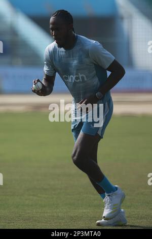 Fast bowler Jofra Archer durante l'Inghilterra One Day International Cricket Team partecipa alla pratica prima della loro serie ODI terza e ultima partita a zah Foto Stock