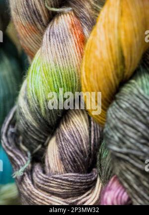 Matasse multicolore di lana per la lavorazione a maglia come sfondo. Foto Stock