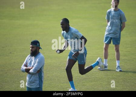 Fast bowler Jofra Archer durante l'Inghilterra One Day International Cricket Team partecipa alla pratica prima della loro serie ODI terza e ultima partita a Zahu Foto Stock