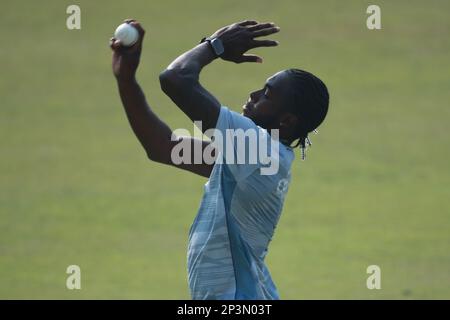 Fast bowler Jofra Archer durante l'Inghilterra One Day International Cricket Team partecipa alla pratica prima della loro serie ODI terza e ultima partita a Zahu Foto Stock