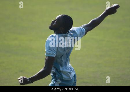 Fast bowler Jofra Archer durante l'Inghilterra One Day International Cricket Team partecipa alla pratica prima della loro serie ODI terza e ultima partita a Zahu Foto Stock