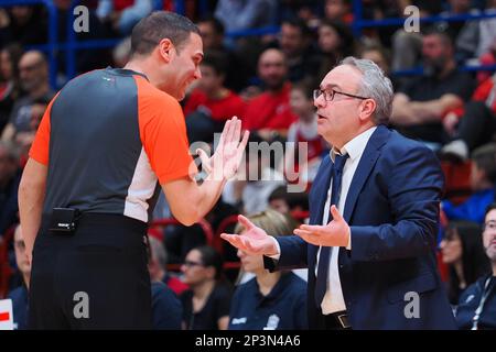 Mediolanum Forum, Milano, 05 marzo 2023, Stefano Sacripanti, allenatore capo Givova Scafati nel corso del EA7 Emporio Armani Milano vs Givova Scafati - Campionato Italiano di Basket Serie A Foto Stock