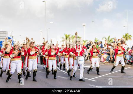 SANTA CRUZ DE TENERIFE, SPAGNA - 21 febbraio 2023: Sfilata del Coso, o sfilata finale, carnevale di Tenerife, Isole Canarie Foto Stock