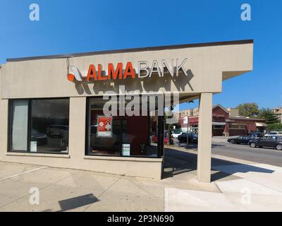 Bronx, New York - 25 agosto 2021: Esterno della filiale locale di Alma Bank. Foto Stock