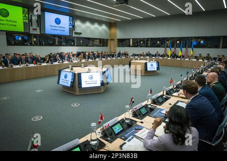 Il Segretario della Difesa Lloyd J. Austin III presenta le sue osservazioni di apertura al 9th° incontro del Gruppo di contatto per la Difesa dell'Ucraina (UDCG) presso la sede della NATO a Bruxelles, Belgio, 14 febbraio 2023. Austin è in Europa per l'UDCG e la NATO Defense Ministerial e per visitare i leader locali e incontrare gli Stati Uniti e i membri dei servizi alleati in Estonia e Germania. Foto Stock