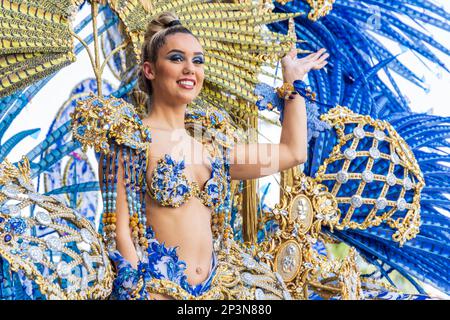 SANTA CRUZ DE TENERIFE, SPAGNA - 21 febbraio 2023: Sfilata del Coso, o sfilata finale, carnevale di Tenerife, Isole Canarie Foto Stock