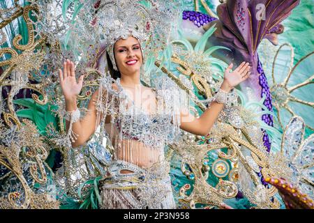 SANTA CRUZ DE TENERIFE, SPAGNA - 21 febbraio 2023: Sfilata del Coso, o sfilata finale, carnevale di Tenerife, Isole Canarie Foto Stock