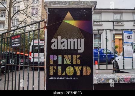 Londra, Regno Unito. 5th marzo 2023. Abbey Road Studios celebra il 50th° anniversario dell'iconico The Dark Side of the Moon di Pink Floyd, con omaggi all'esterno del suo edificio altrettanto iconico. L'album è stato registrato presso lo studio di North London nel 1972 e nel 1973 e pubblicato il 1 marzo 1973, diventando uno dei dischi più influenti e più venduti di tutti i tempi. Credit: Vuk Valcic/Alamy Live News Foto Stock