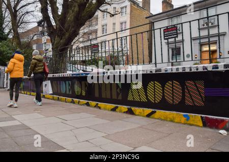 Londra, Regno Unito. 5th marzo 2023. Abbey Road Studios celebra il 50th° anniversario dell'iconico The Dark Side of the Moon di Pink Floyd, con omaggi all'esterno del suo edificio altrettanto iconico. L'album è stato registrato presso lo studio di North London nel 1972 e nel 1973 e pubblicato il 1 marzo 1973, diventando uno dei dischi più influenti e più venduti di tutti i tempi. Credit: Vuk Valcic/Alamy Live News Foto Stock