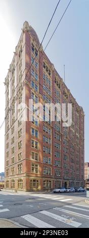 Centro di Pittsburgh: Il John P. Robin Civic Building è un edificio in pietra arenaria e mattoni rossi, originariamente sede della Jones & Laughlin Steel Company. Foto Stock