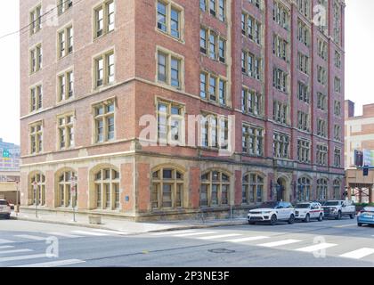 Centro di Pittsburgh: Il John P. Robin Civic Building è un edificio in pietra arenaria e mattoni rossi, originariamente sede della Jones & Laughlin Steel Company. Foto Stock