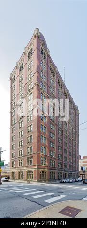 Centro di Pittsburgh: Il John P. Robin Civic Building è un edificio in pietra arenaria e mattoni rossi, originariamente sede della Jones & Laughlin Steel Company. Foto Stock