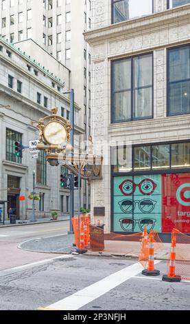 Pittsburgh Downtown: L'orologio dei grandi magazzini di Kaufmann in terracotta bianca, presso Fifth Avenue e Smithfield Street, è un luogo di ritrovo molto popolare. Foto Stock