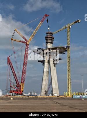 Gru che trasportano cemento alla torre principale del ponte, al ponte del porto di New Corpus Christi, a Corpus Chrsti, Texas, Stati Uniti. Foto Stock