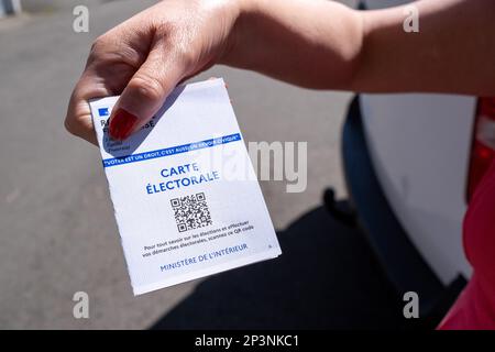 Seggio per il primo turno delle elezioni legislative a Dinan. Bretagna, Francia. Foto Stock