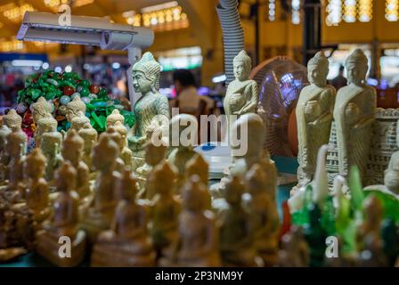 Statue e figure di Buddha in pietra scolpita in vendita nel mercato centrale, Phnom Penh, Cambogia. Foto Stock