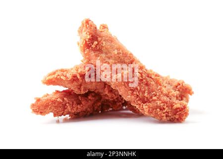 Strisce di pollo fritte in pastella isolate su sfondo bianco Foto Stock