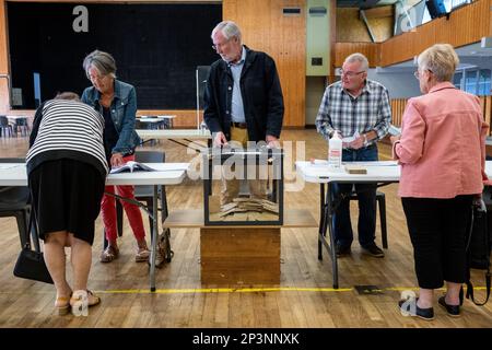 Seggio per il primo turno delle elezioni legislative a Dinan. Bretagna, Francia. Foto Stock