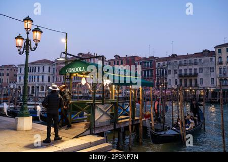 Le gondole sono legate alla Stazione delle Gondole, sul Canal Grande a San Silvestro, Rialto, Venezia, Italia Foto Stock