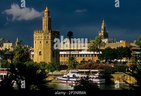 Sevilla: Gold Tower e la torre Giralda, come si vede dal Fiume Guadalquivir Foto Stock