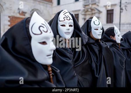 Gli studenti che indossano le maschere si dimostrano a sostegno dei diritti delle donne in Iran al campo della Salute, Venezia Foto Stock