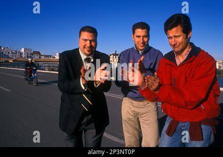 Amici, sul ponte Isabel II o sul ponte Triana. Triana. Siviglia, Andalusia, Spagna. Foto Stock