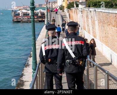 Carabinieri in pattuglia sul terrapieno delle Fondamenta Zattere al Gesuiti, Venezia, Italia. Foto Stock