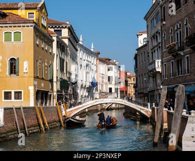 Vista lungo il Rio San Trovaso verso Ponte Trovaso, Venezia, Italia Foto Stock