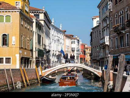 Vista lungo il Rio San Trovaso verso Ponte Trovaso, Venezia, Italia Foto Stock