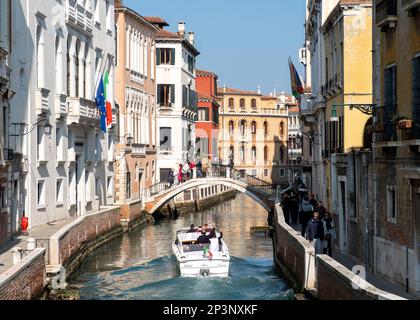 Vista lungo il Rio San Trovaso verso Ponte Trovaso, Venezia, Italia Foto Stock