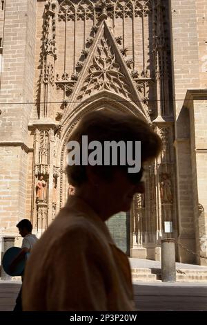 La Constitución Ave. Sullo sfondo facciata della cattedrale. Siviglia, Andalusia, Spagna. Foto Stock