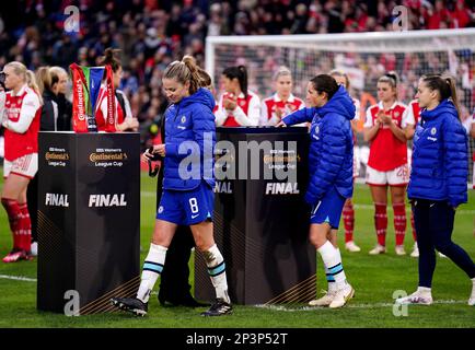 Melanie Leupolz di Chelsea (a sinistra) supera il trofeo dopo aver raccolto la medaglia dei secondi classificati dopo la sconfitta nella partita finale della fa Women's Continental Tyres League Cup a Selhurst Park, Londra. Data immagine: Domenica 5 marzo 2023. Foto Stock