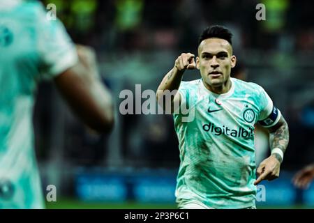 Milano, Italia il 5 marzo 2023. Lautaro Martinez del FC Internazionale festeggia dopo aver segnato un gol durante la Serie Italiana Una partita di calcio del campionato FC Internazionale vs Lecce allo Stadio San Siro di Milano il 5 Marzo 2023 Credit: Piero Crociatti/Alamy Live News Foto Stock