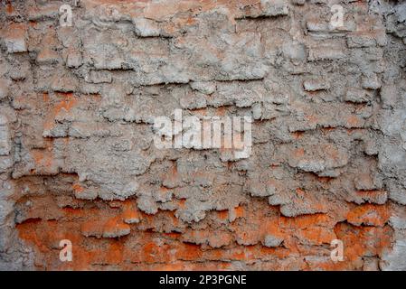 Texture di vecchio muro di mattoni sbriciolati con cemento, spazio copia Foto Stock