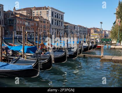 Le gondole sono legate alla Stazione delle Gondole, sul Canal Grande a San Silvestro, Rialto, Venezia, Italia Foto Stock